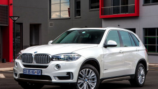 White bmw suv red door - the side of the building free wallpaper