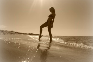 Beach woman bikini sunset ocean - bent free wallpaper