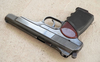 Gun reddot blackcase cobra stockphoto - a black case free wallpaper