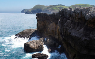 Rocky cliff water grassy hill 2 - a rocky cliff free wallpaper