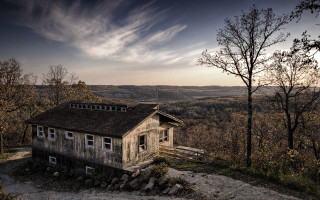 Run down house valley trees - free halloween wallpaper