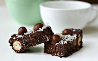 Chocolate cake coffee mug blurry - decadent free wallpaper