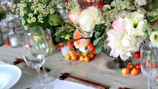 Flowers glass plate stilllife blurry - a fork and knife free wallpaper