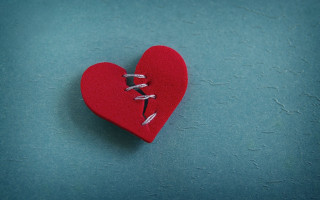 Broken heart fabric pinned string - free hearts wallpaper for desktop