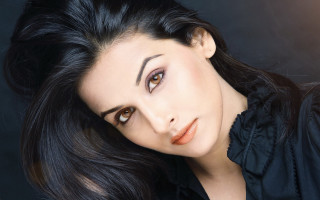 Woman longhair blackshirt posing wind - her eye free wallpaper for desktop