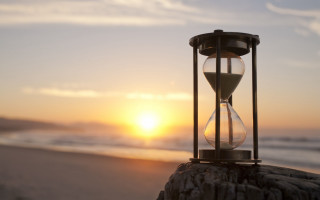 Hourglass wooden post ocean sunset - free seasons wallpaper