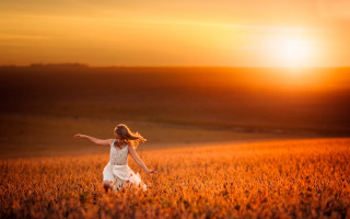 Woman white dress running autumn - a white dress free wallpaper for desktop