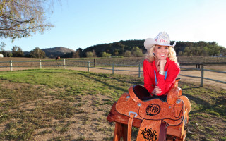 Woman cowboy hat horse field - a woman in a cowboy hat free wallpaper