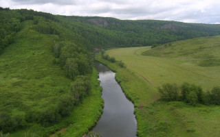 Lush green river valley cloudy - a lush green valley free wallpaper