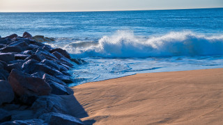Wave beach rocks sunny ocean - a blue ocean free wallpaper