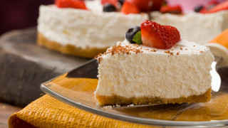 Cheesecake strawberries food photography blurry - strawberry free wallpaper