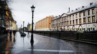 Wet street lamp post buildings - free architecture wallpaper