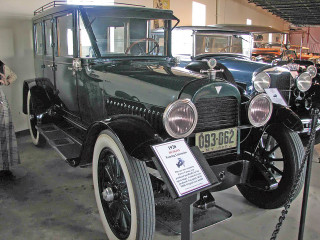 Woman old car museum display - bessie wheeler free wallpaper