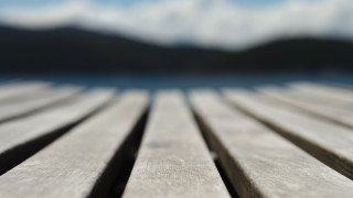 Wooden table sky mountain blur - david begbie free wallpaper
