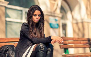 Citypark woman bench phone watch - her phone free wallpaper