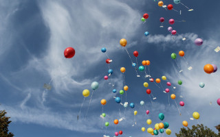 Balloons blue sky clouds christmas - a bunch of balloons free wallpaper