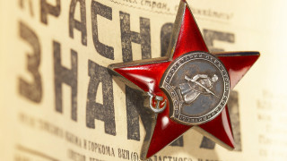Red star medal chain newspaper - a red star free wallpaper