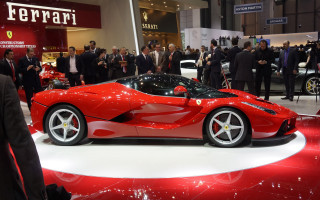 Red sports car showroom crowd - spectacular free wallpaper