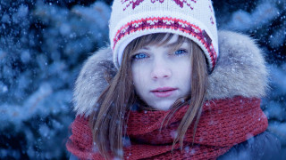 Eszter mattioni winter santa aurora - a white hat free wallpaper