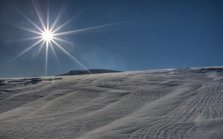 Sunlight snowy hillside clear sky - a clear blue sky in the background free wallpaper