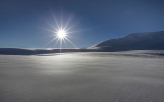 Sunlight snowy mountains blue sky - anamorphic free wallpaper
