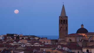 Full moon city church tower - free city wallpaper