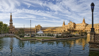 Fountain building clocktower urban skyline - a fountain in front free wallpaper