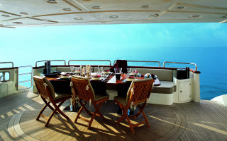 Luxury boat ocean food table - a boat in the ocean free wallpaper