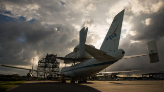 Large airplane tarmac cloudy sky - a large airplane free wallpaper for desktop