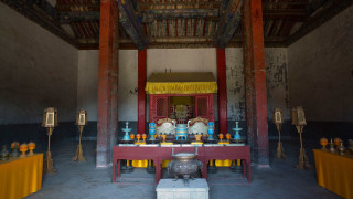 Yellow table cloth shrine stairs - emperor huizong of song free wallpaper