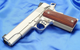 Gun wooden barrel blue cobra - a wooden barrel free wallpaper