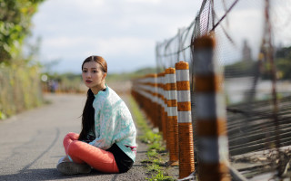 Woman fence pillow cosplay city - a red pillow free wallpaper