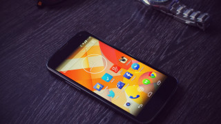 Android cellphone watch water rain - a close up of a cell phone free wallpaper for desktop