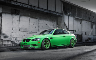 Green car graffiti building 3d - the side of a road next free wallpaper