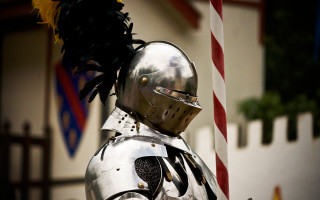 Knight helmet armor feathered plume - display in a museum free wallpaper