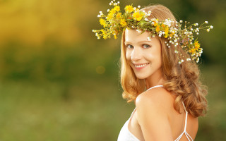 Woman flower crown smiling green - a green background and a blurry background free wallpaper