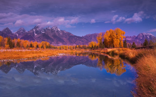 Mountain reflection autumn lake city - a still lake free wallpaper