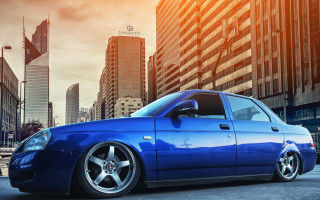 Blue car tall building cloudy - rim light free wallpaper