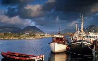 Boats mountains cityscape dock water - a couple of boats free wallpaper