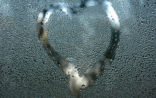 Heart window condensation waterdrops macro - free rain wallpaper for desktop
