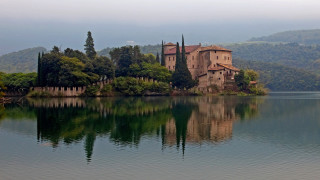 Castle lake trees mountains romanesque - correggio free wallpaper