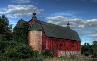 Red barn green roof two - free architecture wallpaper