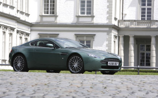 Green car art green building - face and a clock free wallpaper