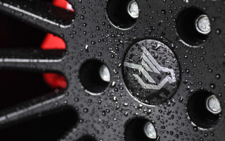 Black wheel red waterdrops macro - a red arrow free wallpaper