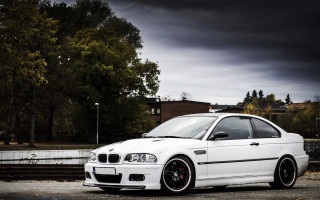 White car forest building night - a dark sky in the background free wallpaper