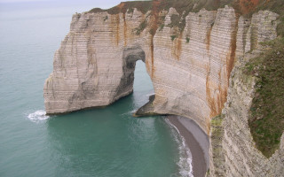 Large rock formation boat cliff - a large rock formation free wallpaper