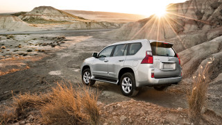Silver suv rocky desert sunset - pathfinder free wallpaper for desktop
