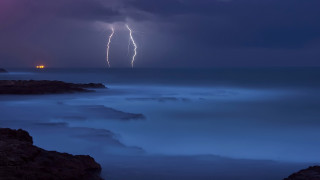Lightning ocean night orange horizon - free rain wallpaper