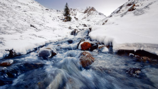 Snowy mountain stream rocks warship - adobe lightroom free wallpaper