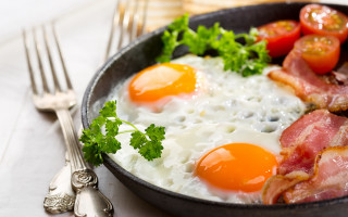 Eggs bacon tomatoes table food - bouchta el hayani free wallpaper